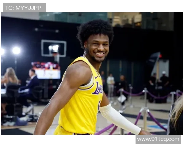 足球明星布朗尼的精彩人生与职业生涯全景介绍及最新照片展示